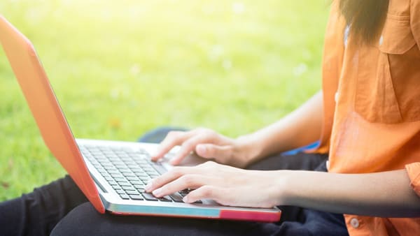 Pessoa a usar computador portátil para estudar
